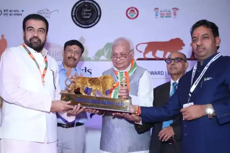 Baban Mian receiving award from Kerala Governor Arif Mohammad Khan