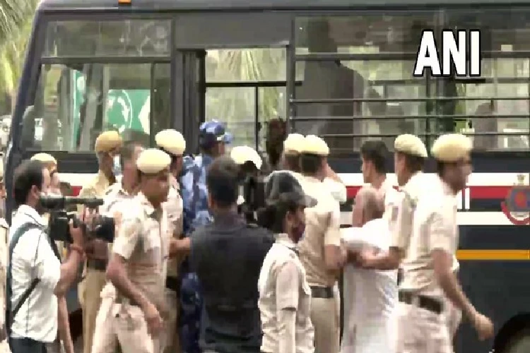 Delhi police detaining congress workers on Tuesday