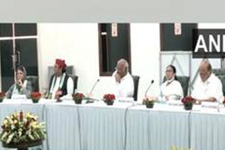 Mamata Banerjee with other party leaders