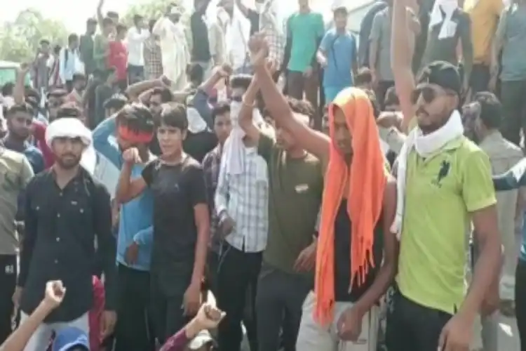 Youth protesting against Agnipath scheme