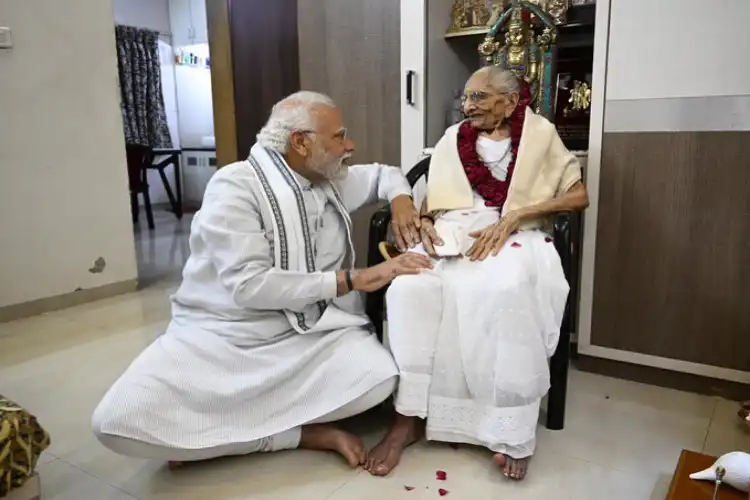 Prime Minister Narendra Modi with his mother Hiraba on her birthday (Twitter)