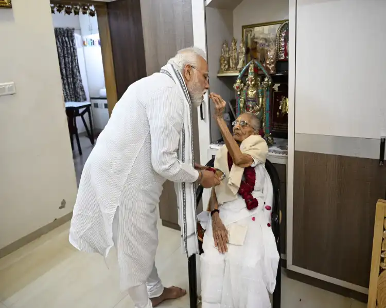 Prime Minister Narendra Modi with his mother Heeraba on her birthday (Courtesy: Prime Minister's Twitter)