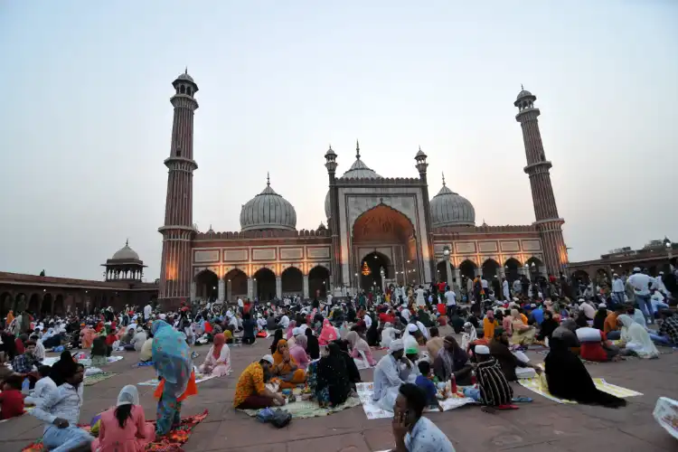 Muslims breaking fast during Ramazan at Delhi's Jama Masjid (Pic: Ravi Batra)