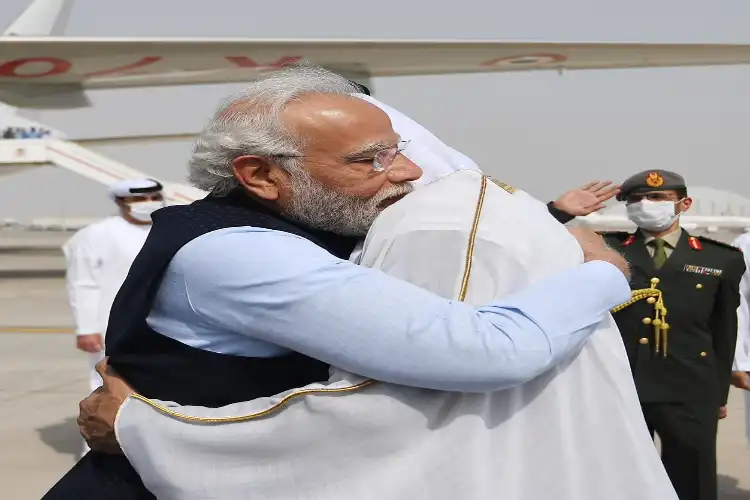 PM Modi being received by UAE President Sheikh Mohammed bin Zayed Al Nahyan