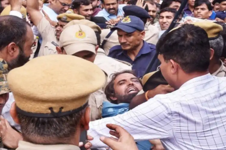 Angry mob attacking the killers of Kanhaiya Lal outside Court