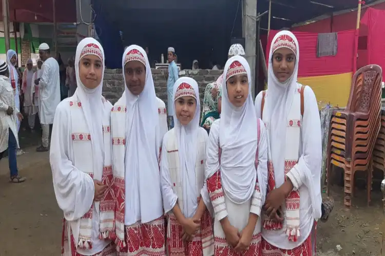 Muslim girls who won a Zikir and Zari competition