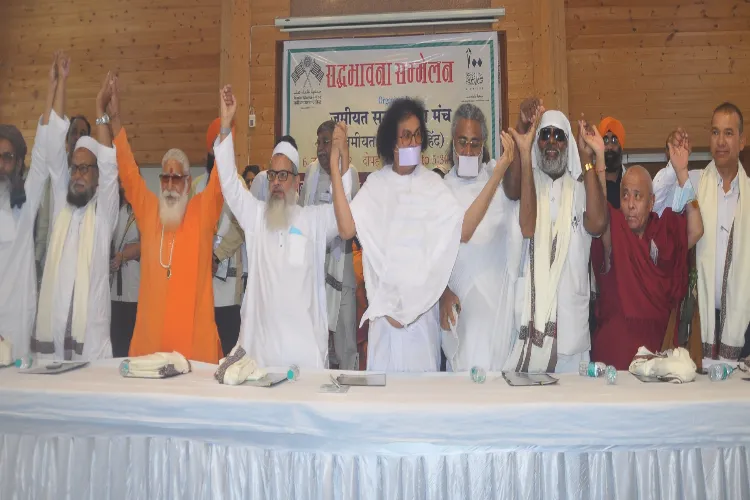 Leaders of all religions at Jamiat Ulema-e-Hind meeting