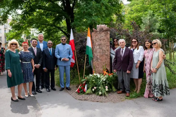 Sambhaji Chhatrapati, Sanyogeetaraje (Kolhapur family), Dr Matalia, (Nawanagar) and Indian Ambassador Nagma Mallick paying homage to the Memorial of the Dobry Maharaja, the Jamsaheb Digvijaysinhji in Warsaw (Twitter: Indian Embassy in Warsaw)