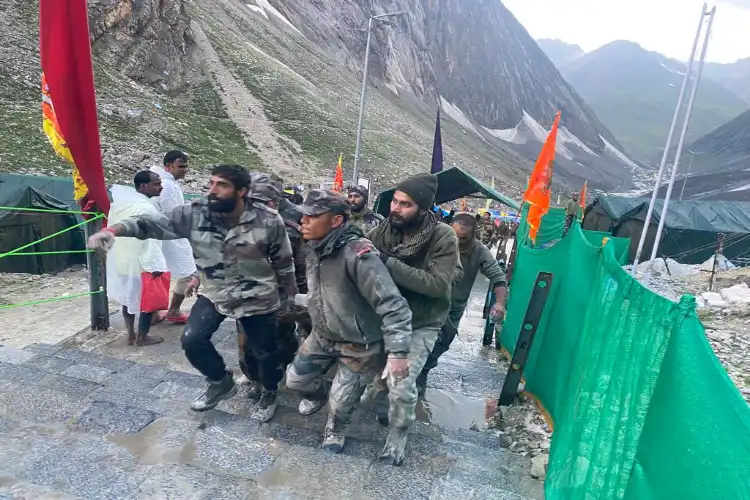 Injured being shifted at Holy Cave of Amarnath (Twitter)