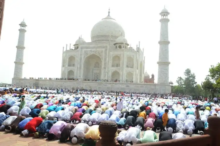 Offering Namaz at Taj Mahal (File)