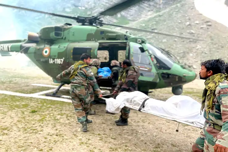 Injured being shifted from Amarnath Cave in an IAF chopter