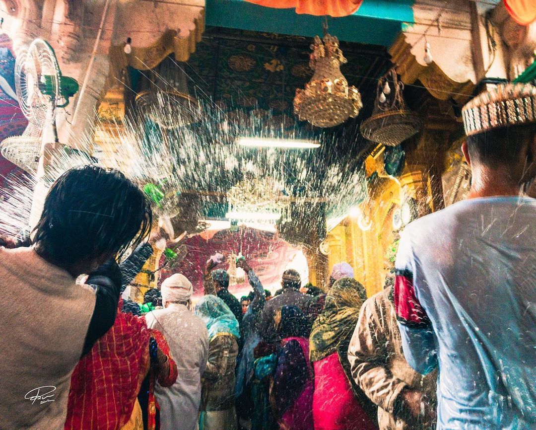 devotees at the dargah