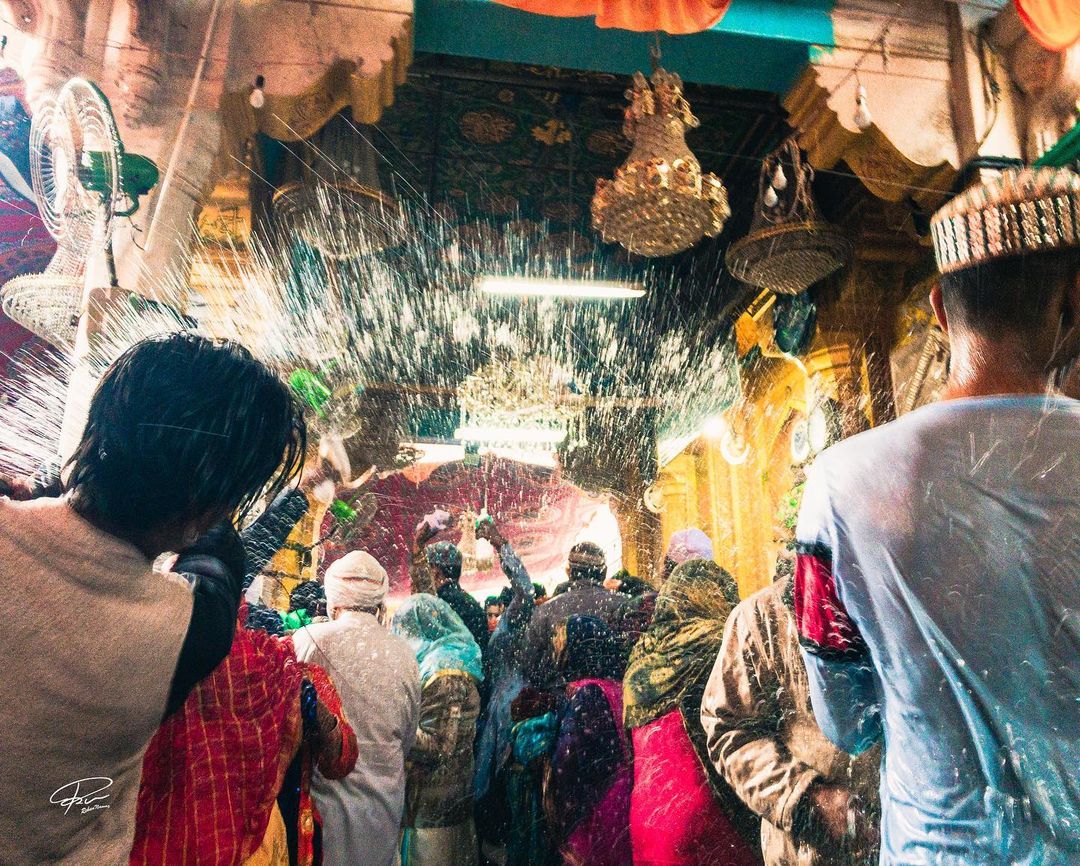 devotees at the dargah