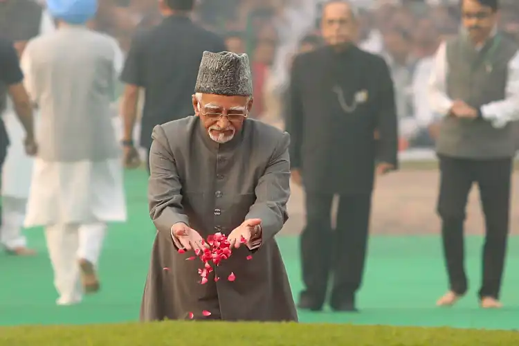 Former Vice President Hamid Ansari paying tributes to Jawahar Lal Nehru at his memorial in New Delhi (File)