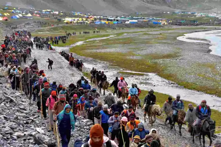 Pilgrims on way to the Amarnath cave shrine