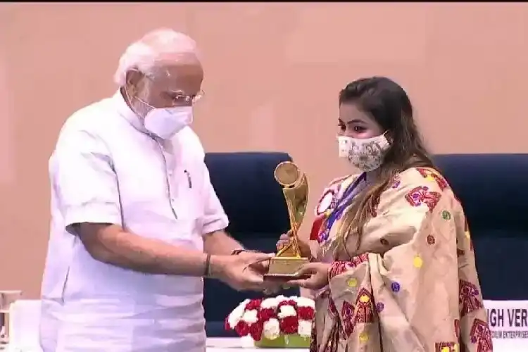 Alemoon Nessa receiving the National MSME award from Prime Minister Narinder Modi