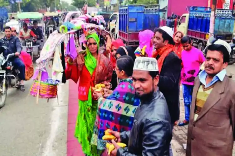 Muslims waiting to serve Hindus pilgrims (File)