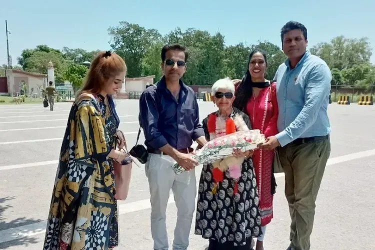 Reena Chibber being welcomes by Pakistanis at Wagah, Pakistan after she crossed from Attari in Punjab