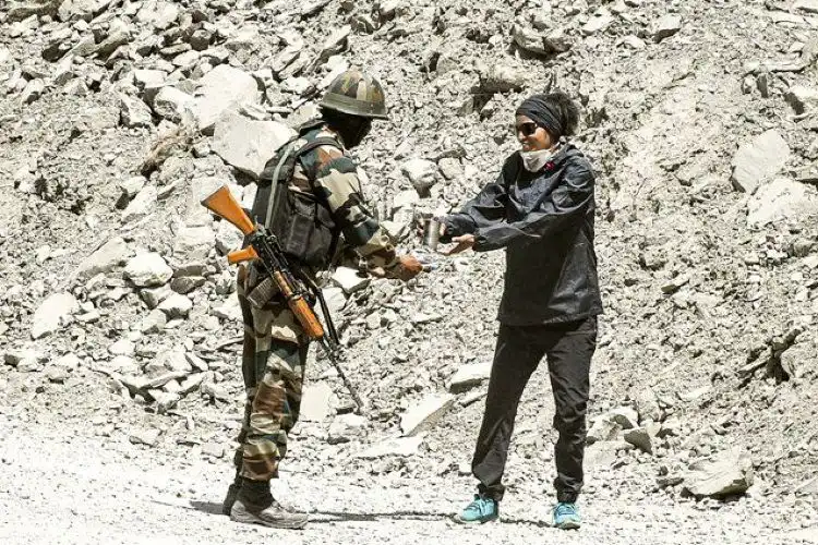 Sufiya Sofi Khan with a soldier before embarking on her run from Siachen to Dras