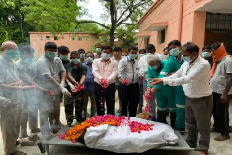 Lucknow Zoo officials offering flowers to Jason