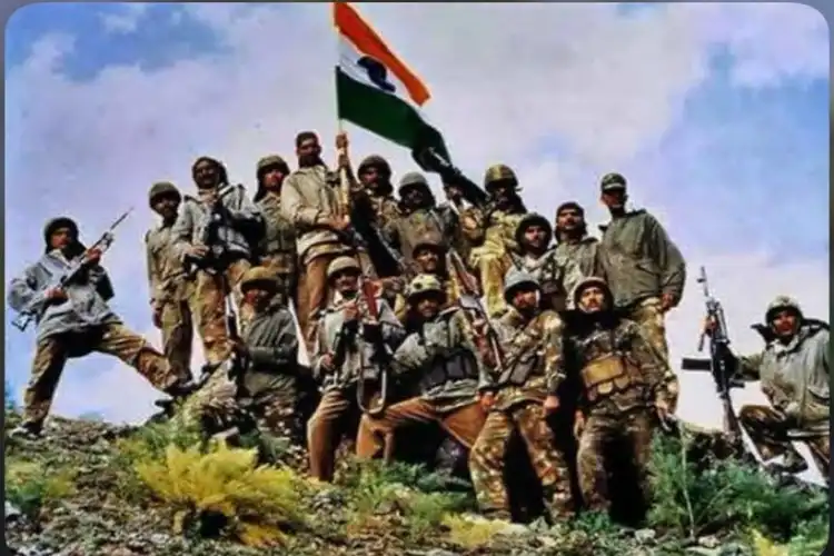 Iconic image of Kargil War: Victorious Indian soldiers at Tololing peak