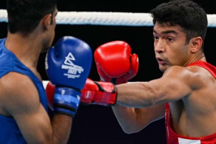 Shiva Thapa in action against Suleman