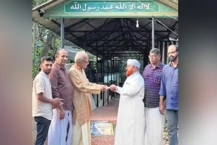 The temple Management members handing over the cheque to head of the mosque committee