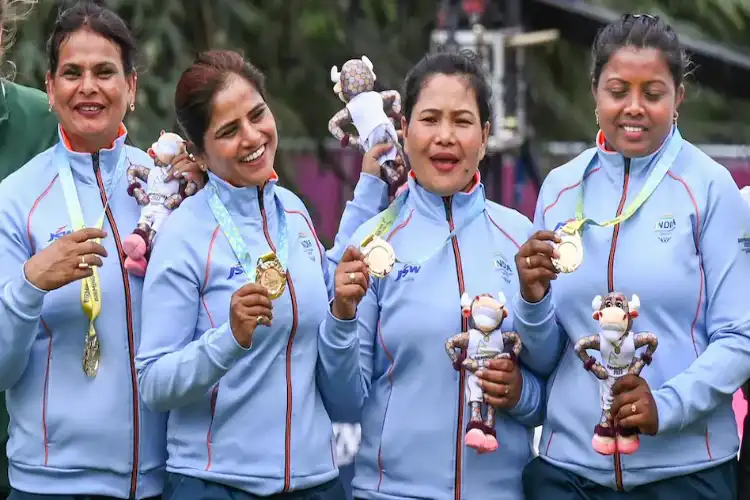 Indian Lawn Bowls Team with the CWG gold medal