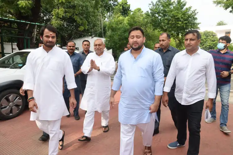 CM Nitish Kumar Marching with Tejaswi Yadav of RJD to Governor's house indicating an alliance between the two parties