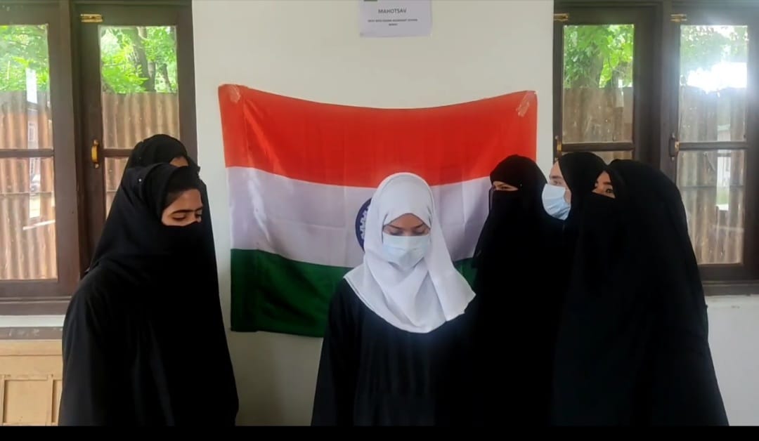 Kashmiri girls singing national anthem (Image Courtesy: Information department J&K)