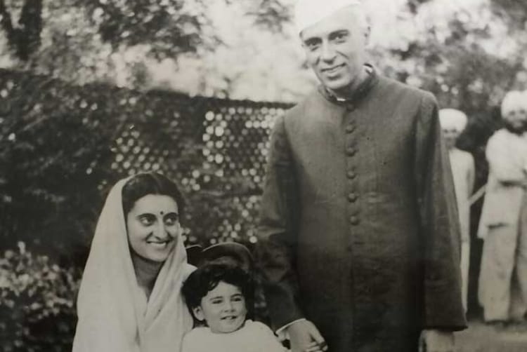 Three prime Ministers in one Frame: Jawaharlal Nehru, Indira Gandhi and Rajiv Gandhi (Source: Courtesy: Indira Gandhi Museum)