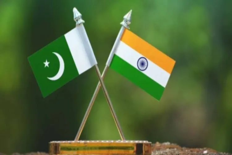 Flags of Pakistan and India