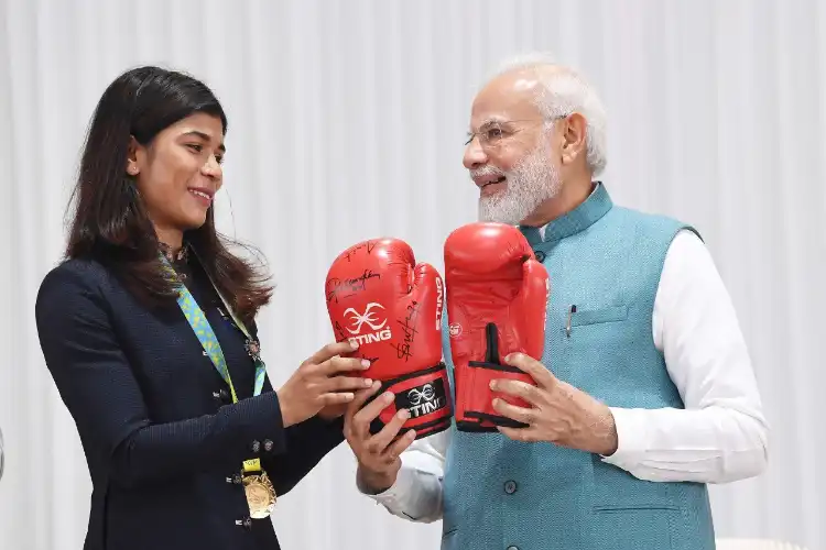 Nikhat Zareen handing over the boxing gloves with autographs of all the boxers of CWG to Prime Minister Narendra Modi (Nikhat Zareen's Twitter)