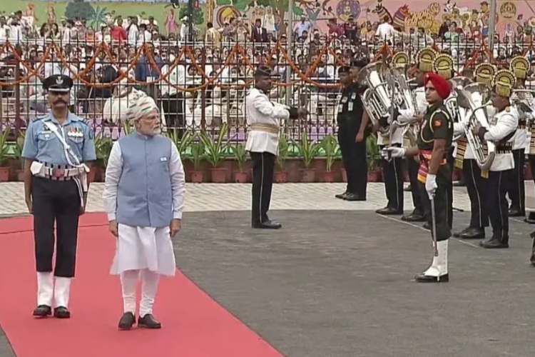 PM Modi inspecting the Guard of Honour at Red Fort on August 15