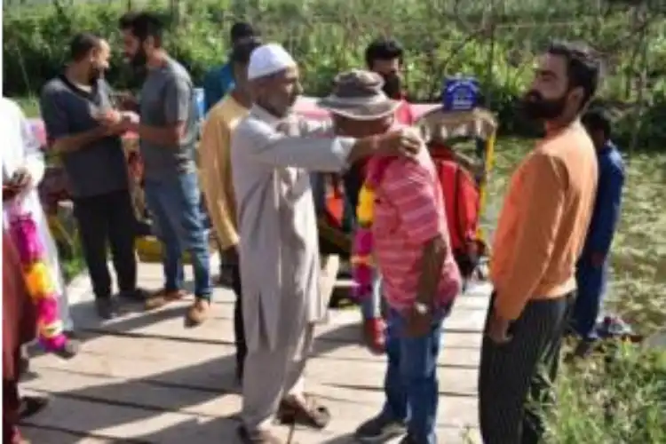 A local welcoming the tourists to kachri moholla