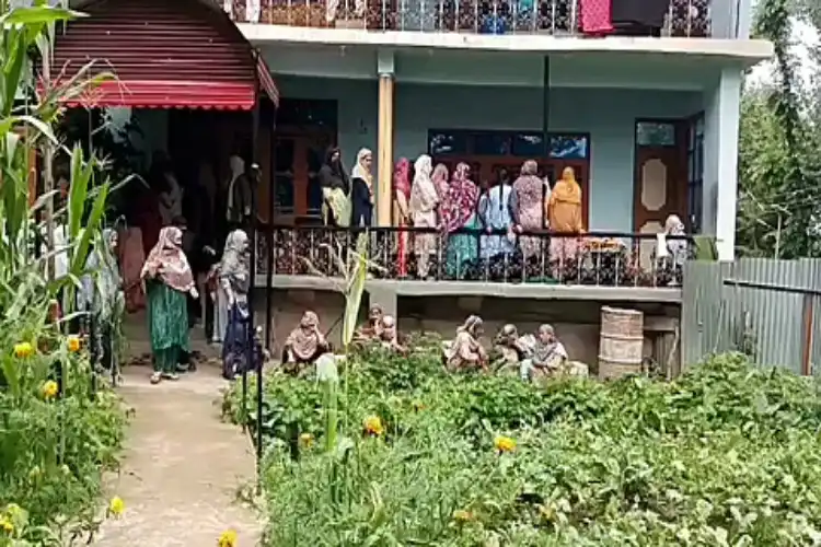 Kashmiri Muslim women at the the bereaving family of Sunil Kumar in Chotigam village in Shopian (Courtesy: Greater Kashmir)