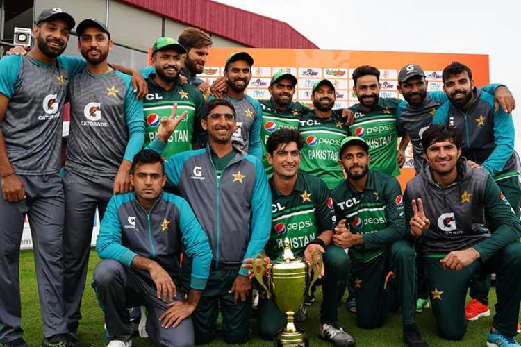 Pakistan cricket team with the series cup