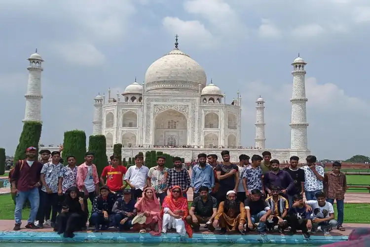 Scheduled Tribe students from J&K visiting Taj Mahal (Twitter)