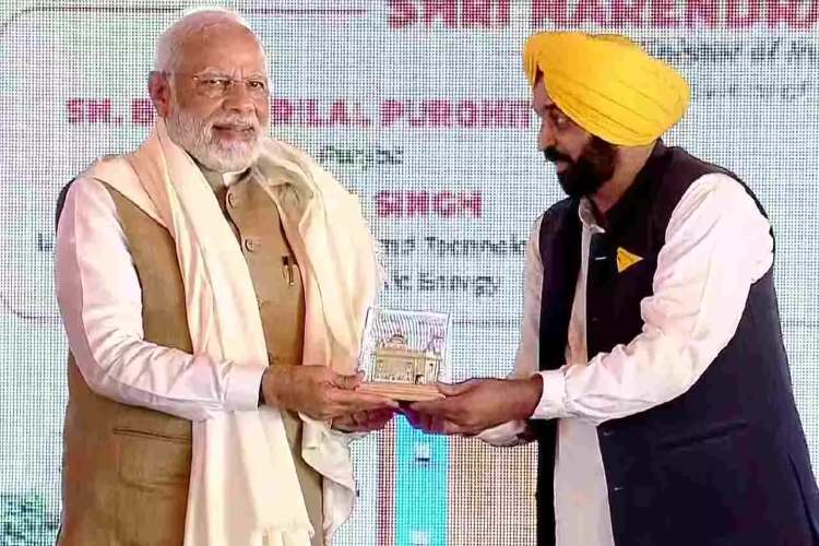 Rare show of bonhomie as PM Modi opens cancer hospital in Punjab