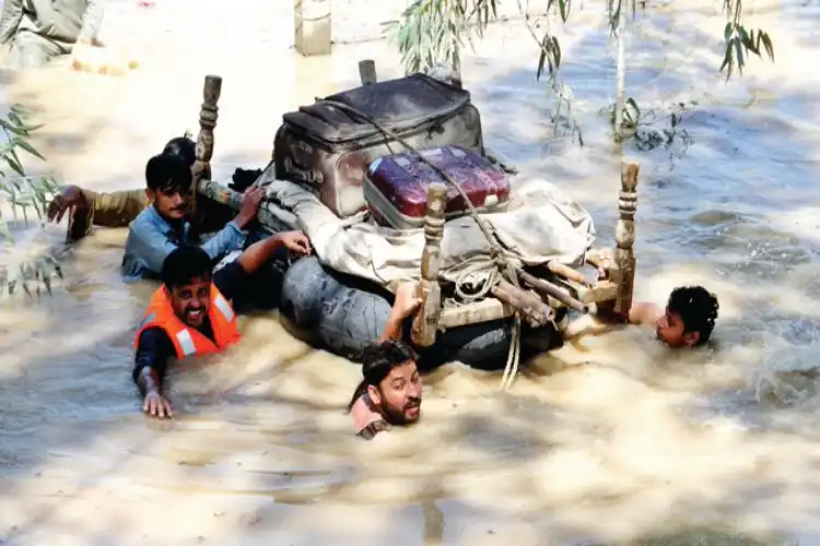 Pakistanis salvaging their belongings in flood (Twitter)