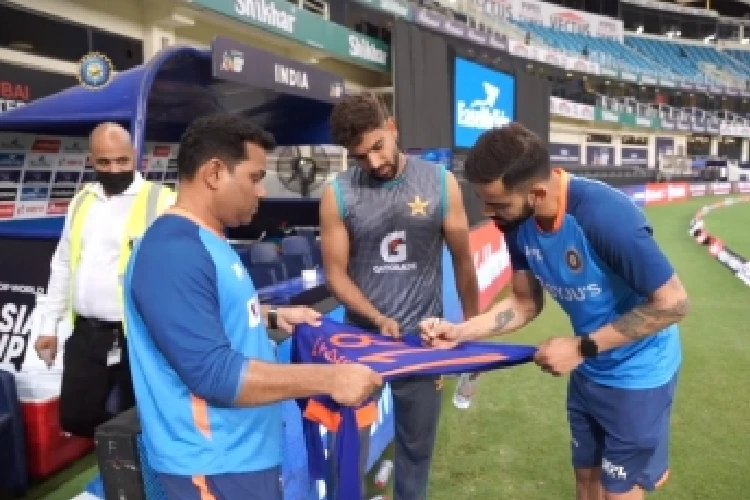 Virat kohli signing the jersey