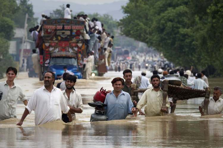 Survivors salvage their belongings in flood-hit Pakistan