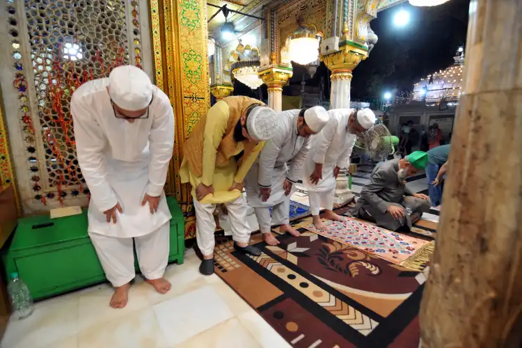 Muslims offering namaz at the dargah of Nizamuddin Auliya in Delhi (File Pic; Ravi Batra)