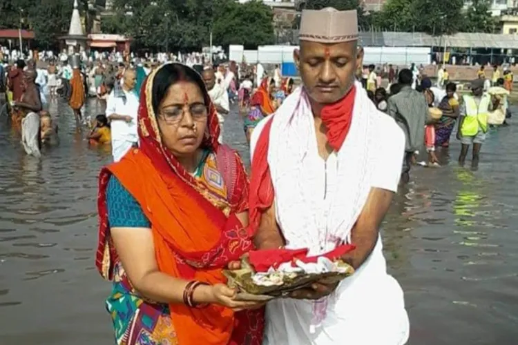 A couple performing rituals for salvation of their ancestors in River Punpun, Gaya during Pitrupaksha (Pictures By: Rupak Sinha)