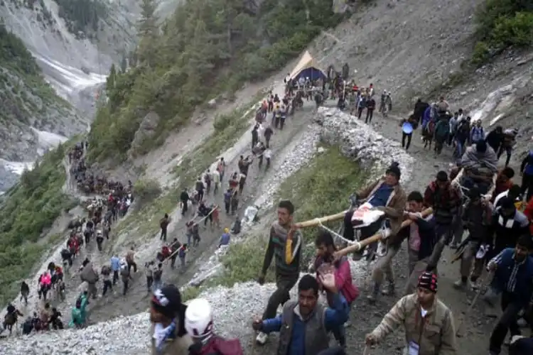 Pilgrims on the way to the Amarnath cave (File)