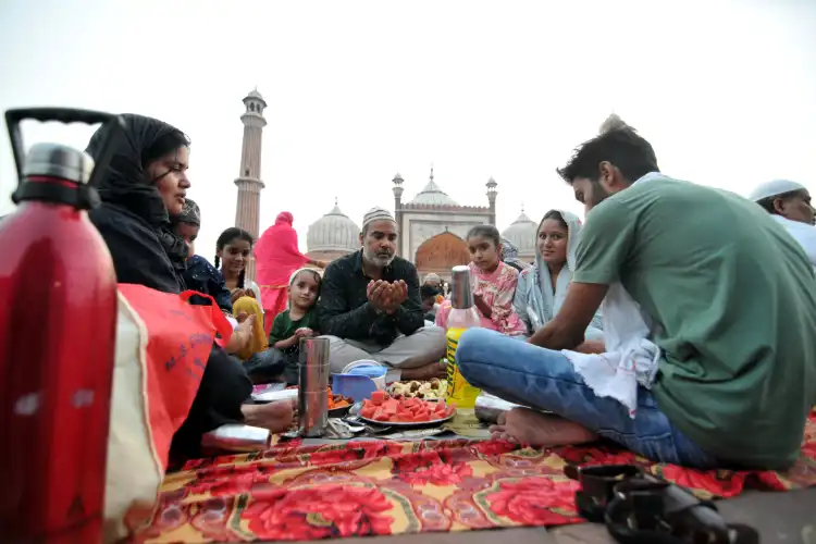 Indian Muslims - families breaking Ramazan fast at Jama Masjid of Delhi (Pics: Ravi Batra)