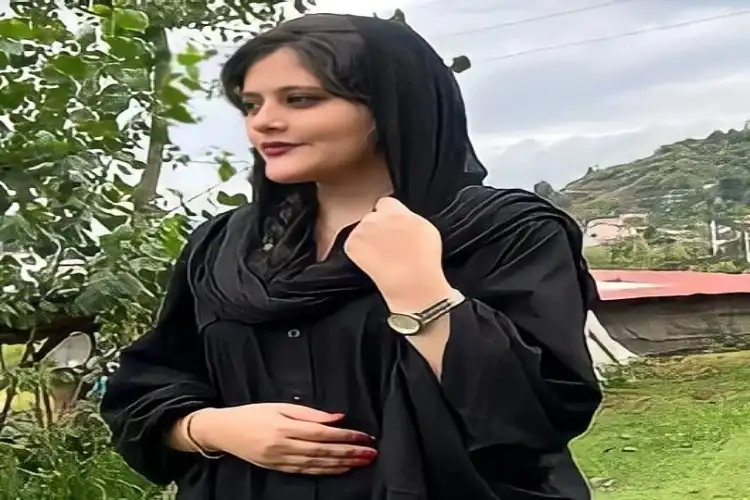 Mahsa Amini death: Iranian women cut hair, toss hijab