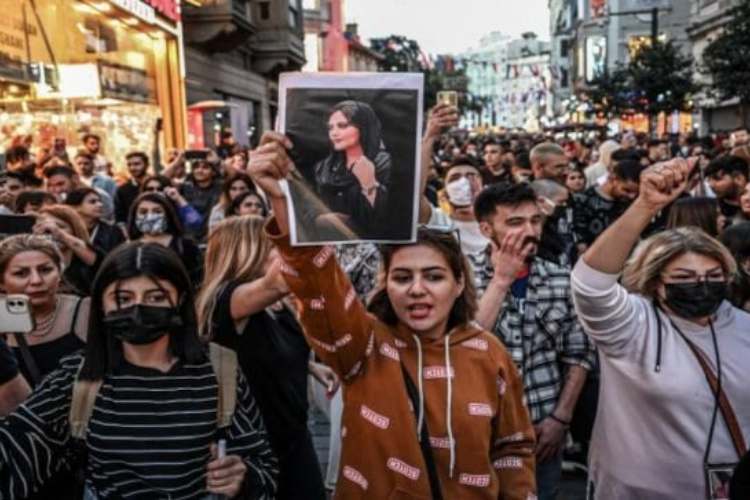 Iranian women protesting following Mahsa Amini's death