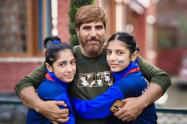 Ayeera and Ansa Chisti with the strongest pillar in their journey - their father Raees Chisti (Picture Courtesy: Nuzhat Gull/Twitter)