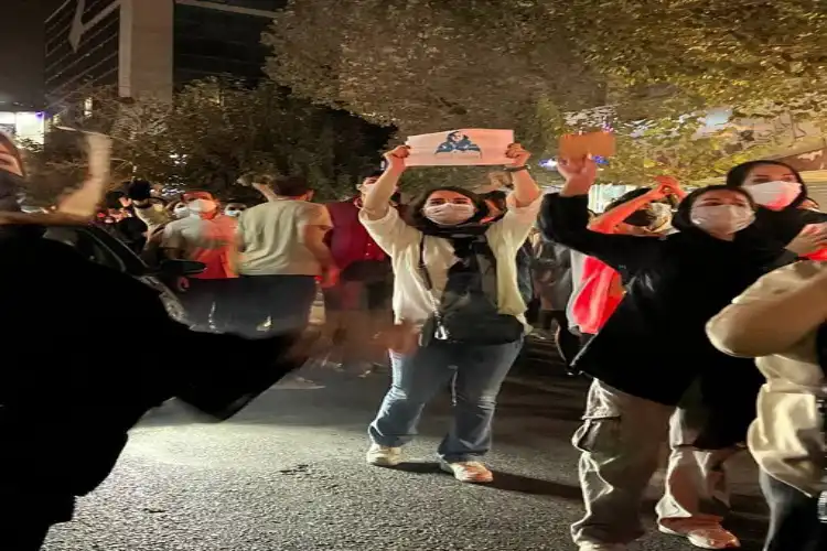 An iranian woman protesting in Tehran (Twitter of Masih Alinejad)